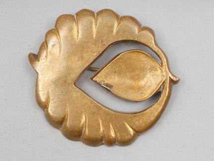 Line VAUTRIN (1913-1997) Charmante broche en métal