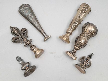 Conjunto de cuatro sellos o selladores de cera de 