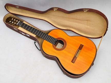 Guitarra clásica de Rokutaro NAKADE fabricada en T