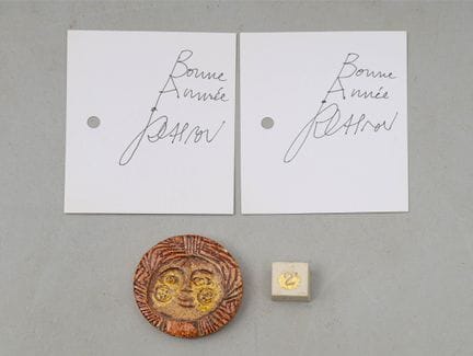 罗杰·卡普龙（1922-2006） 包含： 
- 贺卡 - 2000年 生坯石质骰子，数字为压印，数