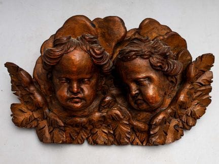 Dos cabezas de querubín en una nube, de madera tal
