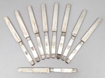 Set aus neun Messern, Klinge, Scheide und Zwinge a
