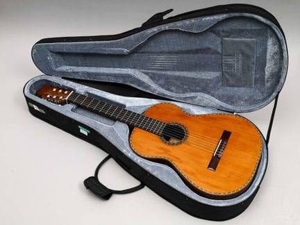 Guitarra clásica con una etiqueta de Edgar BOSCO y