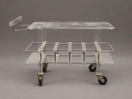 Carrito con ruedas de plexiglás y metal. Hacia 197