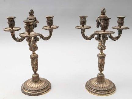 Par de candelabros de bronce cincelado y plateado,