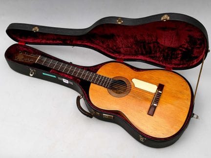 Guitarra flamenca fabricada en España a principios