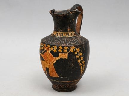Jarra de terracota esmaltada en negro con decoraci