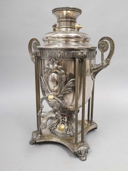 Samovar de metal plateado de estilo neoclásico, co