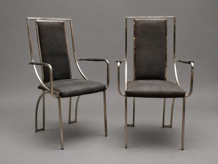 Par de sillones de latón plateado curvado, con res