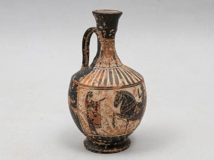 Lécythe de terracota esmaltada en negro con decora