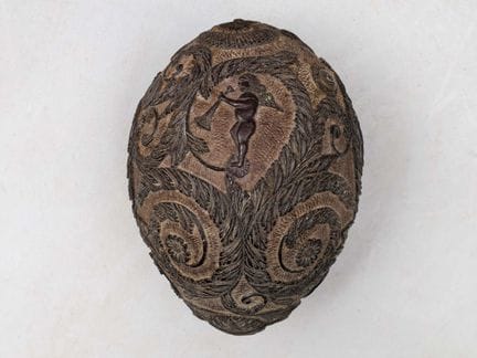 Coco con forma de polvorera, con decoración esculp