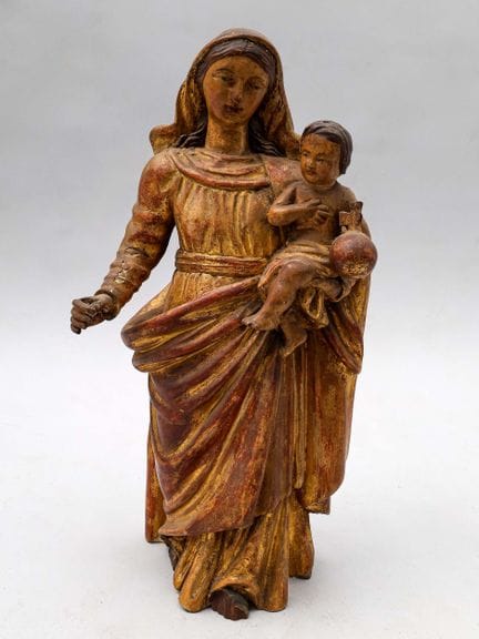 Virgen con el Niño, de madera de conífera tallada,
