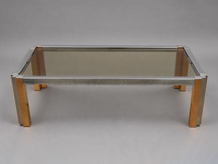Mesa de centro, con base de tres patas de metal y 