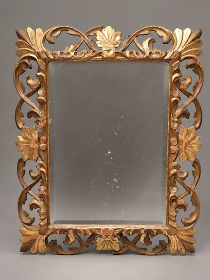 Espejo rectangular, con marco y frontón de madera 
