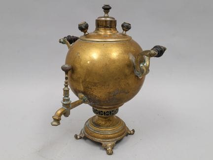 Samovar de latón dorado con forma esférica, apoyad