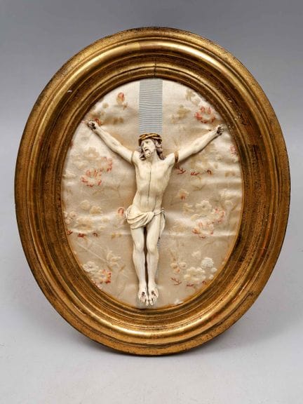 Cristo esculpido en marfil con detalles policromad