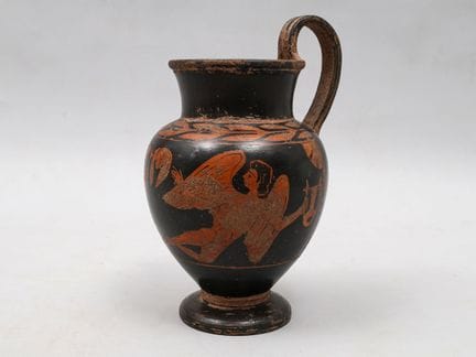 Jarra de terracota esmaltada en negro con decoraci