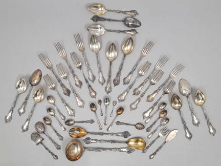 Silbernes Besteckset mit Violinen- und Blattmotiv,