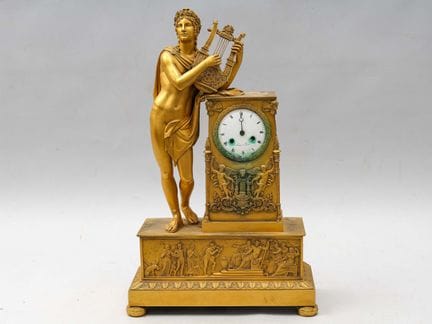 Importante reloj de pie con base de bronce cincela