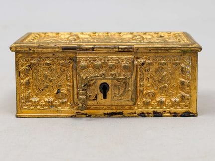 Cajita rectangular para joyas de bronce cincelado 