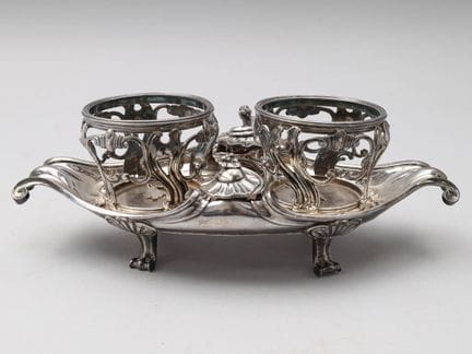 Ölflaschenhalter und Verschlüsse aus Silber, ruhen