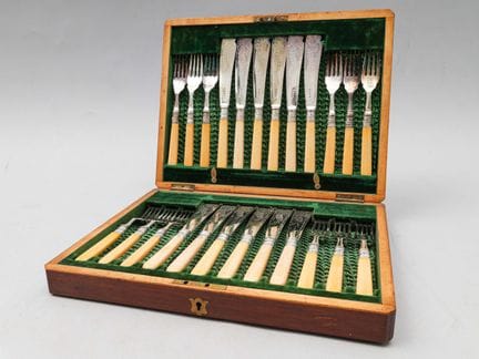 Fischbesteck aus versilbertem Metall mit gravierte