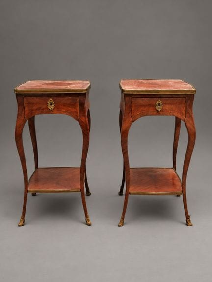 Par de mesitas de noche de madera y chapa de mader