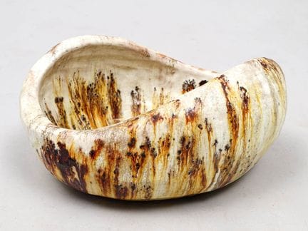 爱丽丝·科洛尼厄（1924-2010） 米色釉面陶瓷自由造型杯，饰有渐变棕色流淌纹样。底部有签名。尺