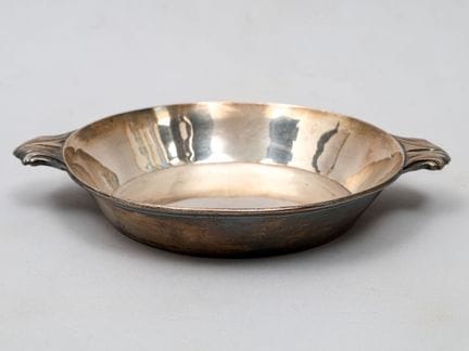 Silberschale mit zwei gewundenen Henkeln; Punzen: 