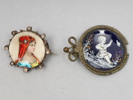 Broche en argent à décor aux émaux peints en polyc