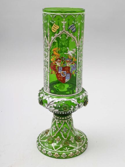 Copa de cristal verde con decoración esmaltada pol