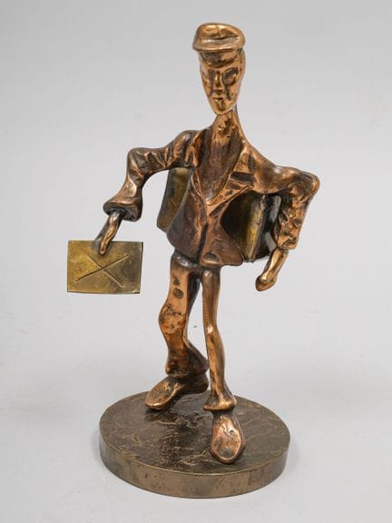 Yves LOHE (nacido en 1947) «El cartero», en bronce