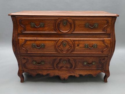 Importante cómoda-sepulcro de madera moldeada, con