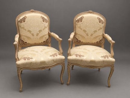 Pareja de sillones «a la Reina» de madera moldeada