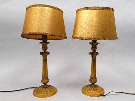Par de lámparas de bronce cincelado y dorado, con 