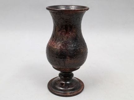 让·马雷（1913-1998） 陶瓷台座花瓶，表面呈现黑褐相间的色调，瓶身底部有签名。高：29.5 
