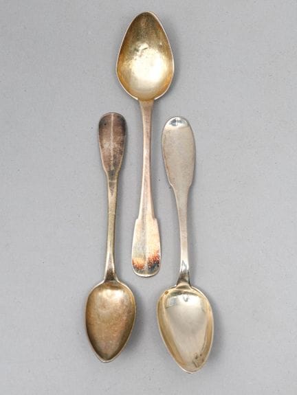 Drei Dessertlöffel aus Silber, Modell „Uniplat“; P