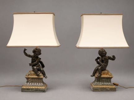 Dos figuras de amantes sentadas sobre cojines de b