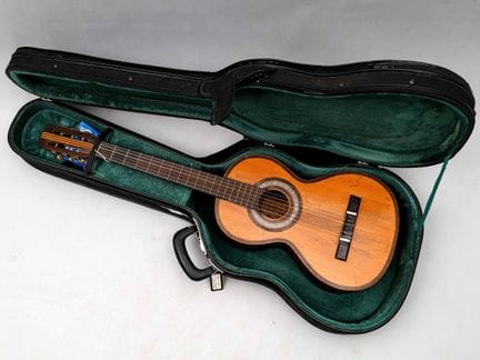 Pequeña guitarra típicamente valenciana de Salvado