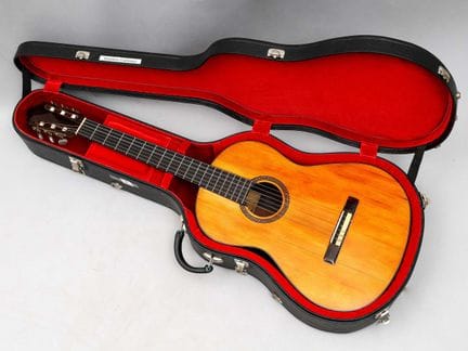 Guitarra clásica anónima fabricada en España a pri