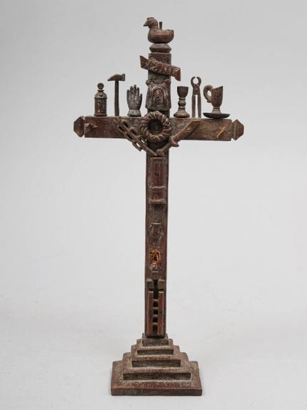 Cruz de marinero de madera tallada, con la imagen 