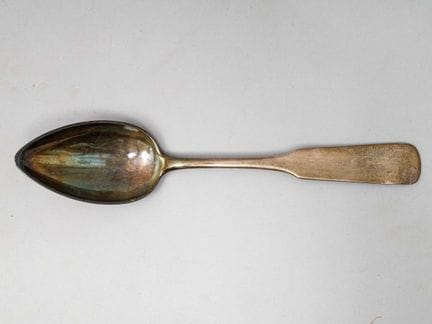 84佐洛特尼克（875千分之一）纯银餐勺，素面装饰。印记：华沙，1857年；金匠大师：卡罗尔·菲利普