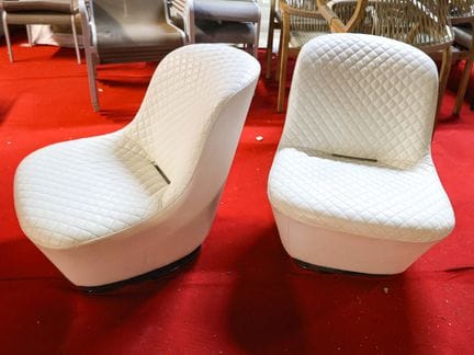 Pair of swivel armchairs in white quilted grained 