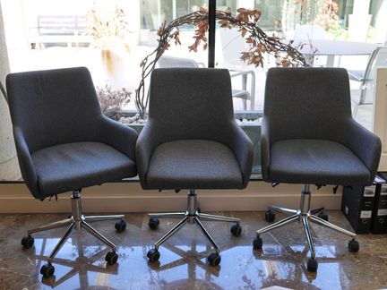 Tres sillones giratorios con ruedas, estructura de