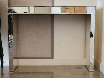 Consola «espejo», decorada por todas sus caras con