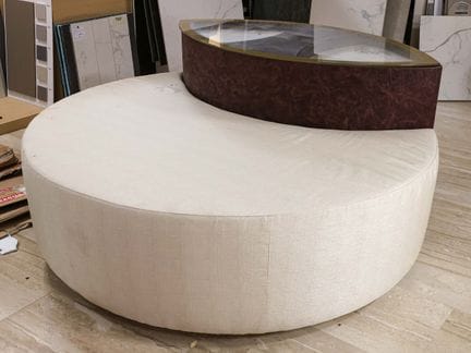Sofá-vitrina y expositor para vestidor, tapizado e