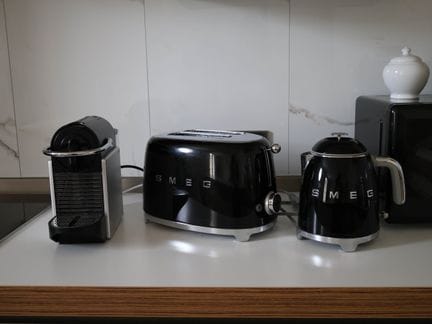 Tostadora y hervidor de SMEG y cafetera NESPRESSO