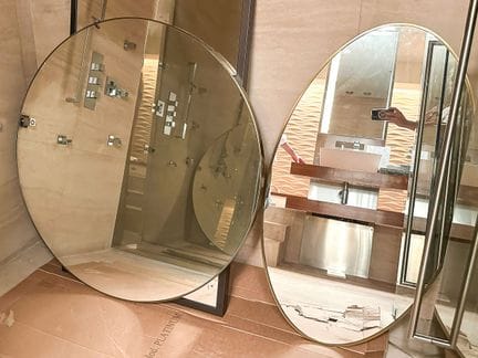 三面金属边框镜子
直径（圆形）：115 厘米 - 尺寸（椭圆形）：116 × 65 厘米 - （矩形