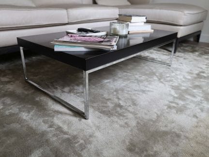 Mesa de centro, con base de metal y tablero rectan