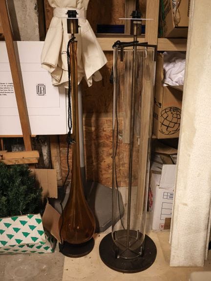 Dos lámparas de pie: una de metal y cristal incolo